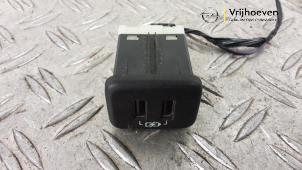 Gebruikte AUX/USB aansluiting Opel Insignia Sports Tourer 1.6 CDTI 16V 136 Prijs € 20,00 Margeregeling aangeboden door Autodemontage Vrijhoeven B.V.