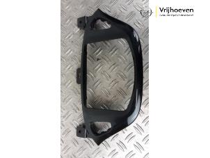Gebruikte Radio omlijsting Opel Adam 1.2 16V Prijs € 30,00 Margeregeling aangeboden door Autodemontage Vrijhoeven B.V.
