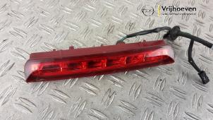 Gebruikte Extra Remlicht midden Opel Mokka/Mokka X 1.4 Turbo 16V 4x2 Prijs € 20,00 Margeregeling aangeboden door Autodemontage Vrijhoeven B.V.