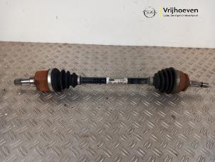 Gebruikte Aandrijfas links-voor Opel Corsa F (UB/UH/UP) 1.2 12V 75 Prijs € 175,00 Margeregeling aangeboden door Autodemontage Vrijhoeven B.V.
