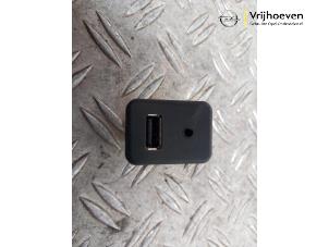 Gebruikte AUX/USB aansluiting Opel Adam 1.4 16V Prijs € 15,00 Margeregeling aangeboden door Autodemontage Vrijhoeven B.V.
