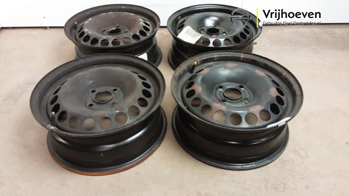 Velgen set van een Opel Corsa D 1.2 16V 2008