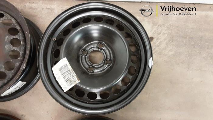 Velgen set van een Opel Corsa D 1.2 16V 2008