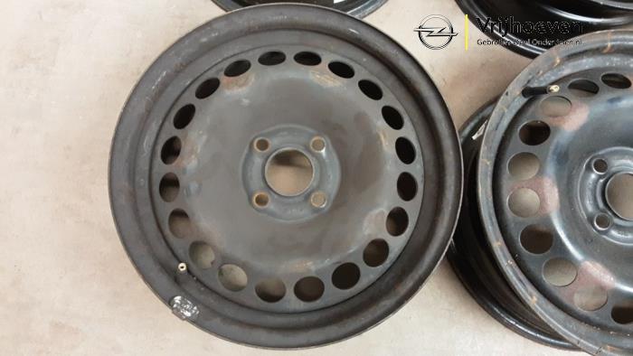 Velgen set van een Opel Corsa D 1.2 16V 2008