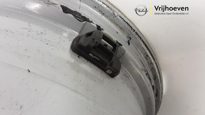 Velg van een Opel Astra J (PC6/PD6/PE6/PF6) 2.0 CDTI 16V 165 Ecotec 2014