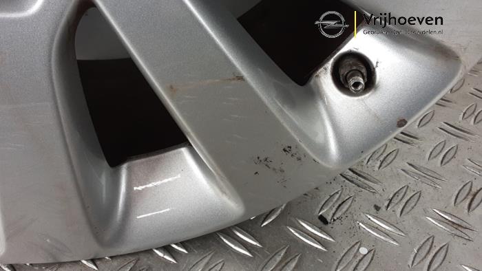 Velg van een Opel Astra J (PC6/PD6/PE6/PF6) 2.0 CDTI 16V 165 Ecotec 2014