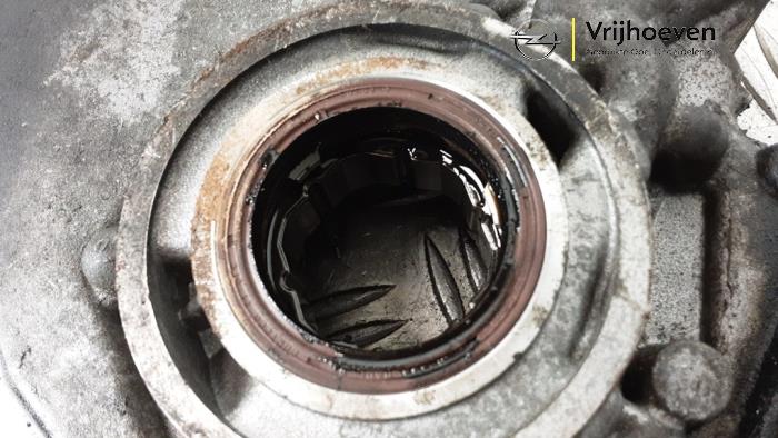 Distributiedeksel van een Opel Corsa D 1.3 CDTi 16V ecoFLEX 2011