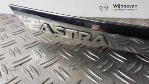 Gebruikte Sierlijst achterklep Opel Astra H (L48) 1.8 16V Prijs € 50,00 Margeregeling aangeboden door Autodemontage Vrijhoeven B.V.