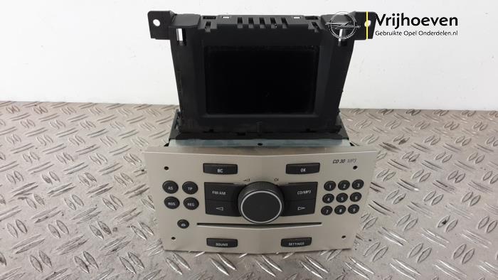 Gebruikte Radio module Opel Astra H Twin Top (L67) 1.6 16V Prijs € 75,00 Margeregeling aangeboden door Autodemontage Vrijhoeven B.V.