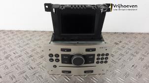 Gebruikte Radio module Opel Astra H Twin Top (L67) 1.6 16V Prijs € 75,00 Margeregeling aangeboden door Autodemontage Vrijhoeven B.V.
