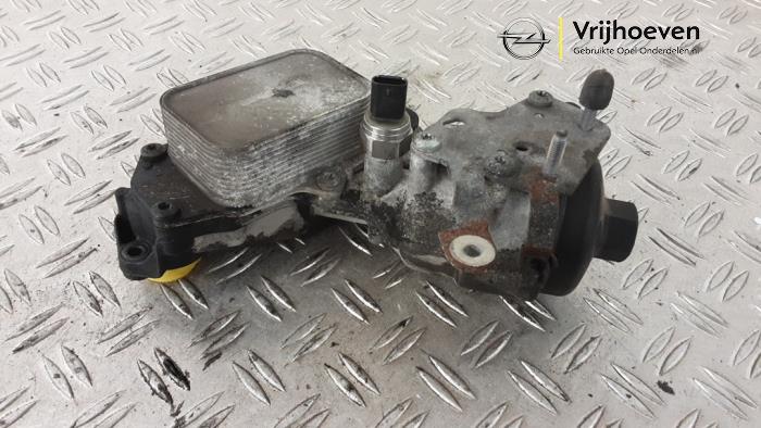 Gebruikte Oliefilterhuis Opel Corsa F (UB/UH/UP) 1.5 CDTI 100 Prijs € 75,00 Margeregeling aangeboden door Autodemontage Vrijhoeven B.V.