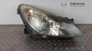 Gebruikte Koplamp rechts Opel Corsa D 1.4 16V Twinport Prijs € 200,00 Margeregeling aangeboden door Autodemontage Vrijhoeven B.V.