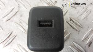 Gebruikte AUX/USB aansluiting Opel Karl 1.0 12V Prijs € 20,00 Margeregeling aangeboden door Autodemontage Vrijhoeven B.V.
