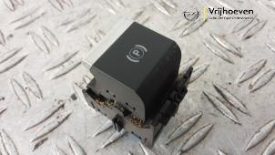 Gebruikte Handrem schakelaar Opel Mokka 1.2 Turbo 12V Prijs € 20,00 Margeregeling aangeboden door Autodemontage Vrijhoeven B.V.