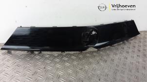 Gebruikte Grille Opel Mokka 1.2 Turbo 12V Prijs € 100,00 Margeregeling aangeboden door Autodemontage Vrijhoeven B.V.