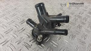 Gebruikte Thermostaathuis Opel Karl 1.0 12V Prijs € 40,00 Margeregeling aangeboden door Autodemontage Vrijhoeven B.V.