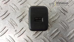 Gebruikte AUX/USB aansluiting Opel Karl 1.0 12V Prijs € 20,00 Margeregeling aangeboden door Autodemontage Vrijhoeven B.V.