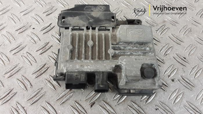 Gebruikte Start/Stop computer Opel Crossland (X) 1.2 Turbo 12V Euro 6 Prijs € 45,00 Margeregeling aangeboden door Autodemontage Vrijhoeven B.V.