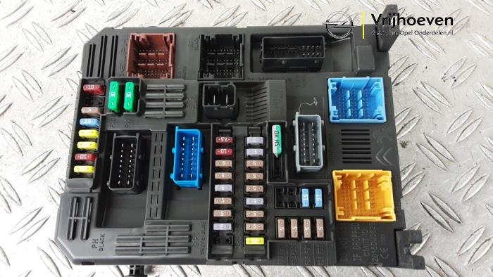 Computer Body Control van een Opel Crossland (X) 1.2 Turbo 12V Euro 6d-temp 2021