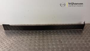 Gebruikte Sierlijst Opel Vivaro 2.0 CDTI 122 Prijs € 70,00 Margeregeling aangeboden door Autodemontage Vrijhoeven B.V.