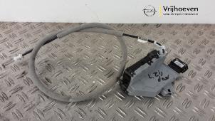 Gebruikte Schuifdeur Slotmechaniek links Opel Vivaro 2.0 CDTI 122 Prijs € 75,00 Margeregeling aangeboden door Autodemontage Vrijhoeven B.V.