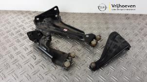 Gebruikte Schuifdeurrol links Opel Combo Cargo 1.5 CDTI 100 Prijs € 100,00 Margeregeling aangeboden door Autodemontage Vrijhoeven B.V.