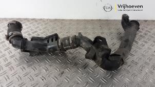 Gebruikte Intercooler Buis Opel Vivaro 2.0 CDTI 122 Prijs € 50,00 Margeregeling aangeboden door Autodemontage Vrijhoeven B.V.