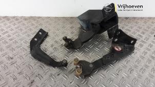 Gebruikte Scharnier deur rechts-achter Opel Vivaro 2.0 CDTI 122 Prijs € 125,00 Margeregeling aangeboden door Autodemontage Vrijhoeven B.V.