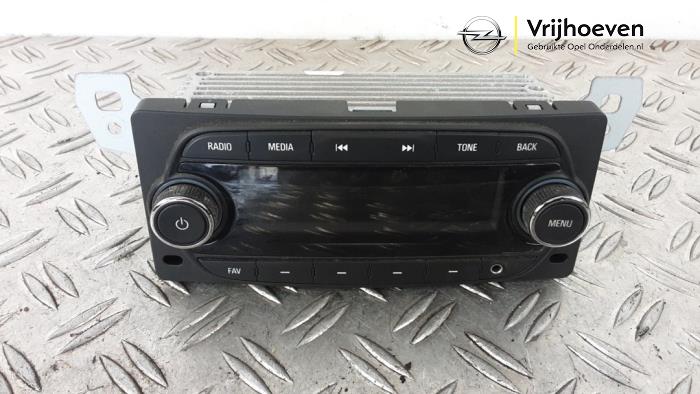 Gebruikte Radio module Opel Karl 1.0 12V Prijs € 80,00 Margeregeling aangeboden door Autodemontage Vrijhoeven B.V.