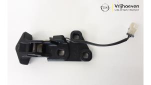 Gebruikte Schakelaar (diversen) Opel Tigra Twin Top 1.8 16V Prijs € 25,00 Margeregeling aangeboden door Autodemontage Vrijhoeven B.V.