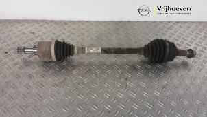 Gebruikte Aandrijfas links-voor Opel Combo Cargo 1.5 CDTI 100 Prijs € 75,00 Margeregeling aangeboden door Autodemontage Vrijhoeven B.V.