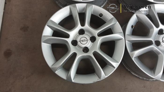 Velgen set van een Opel Corsa D 1.4 16V Twinport 2007