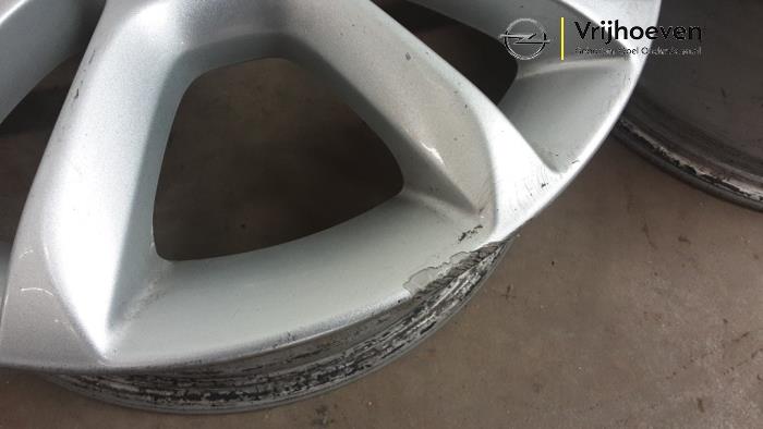 Velgen set van een Opel Corsa D 1.4 16V Twinport 2007