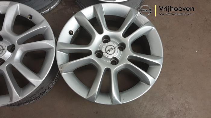Velgen set van een Opel Corsa D 1.4 16V Twinport 2007