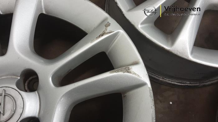 Velgen set van een Opel Corsa D 1.4 16V Twinport 2007