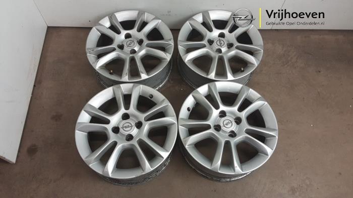 Velgen set van een Opel Corsa D 1.4 16V Twinport 2007