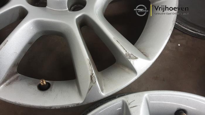 Velgen set van een Opel Corsa D 1.4 16V Twinport 2007