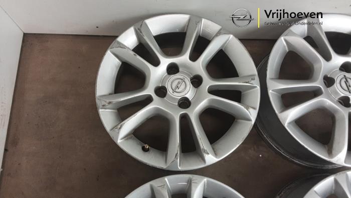 Velgen set van een Opel Corsa D 1.4 16V Twinport 2007