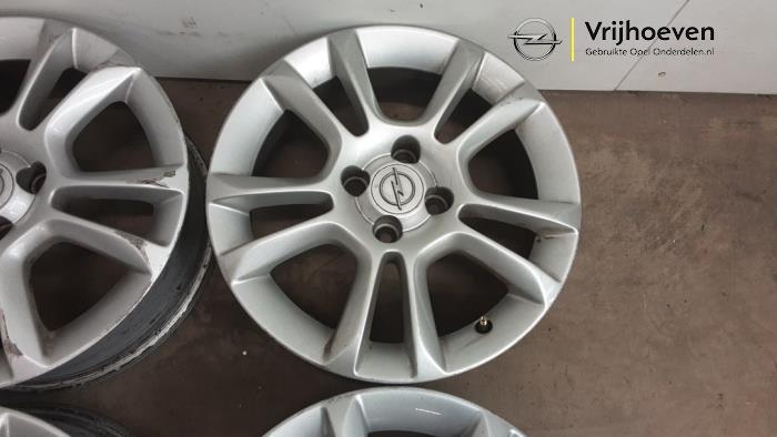 Velgen set van een Opel Corsa D 1.4 16V Twinport 2007