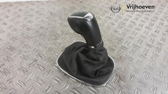 Gebruikte Pookknop Opel Corsa D 1.6i OPC 16V Turbo Prijs € 30,00 Margeregeling aangeboden door Autodemontage Vrijhoeven B.V.