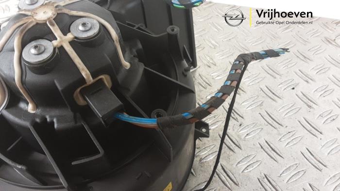 Kachel Ventilatiemotor van een Opel Vectra C Caravan 2.2 DIG 16V 2003