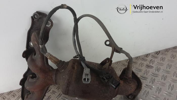 Uitlaatspruitstuk + katalysator van een Opel Agila (B) 1.2 16V 2011