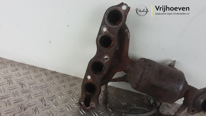 Uitlaatspruitstuk + katalysator van een Opel Agila (B) 1.2 16V 2011