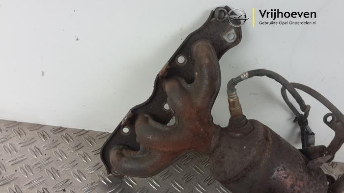 Uitlaatspruitstuk + katalysator van een Opel Agila (B) 1.2 16V 2011