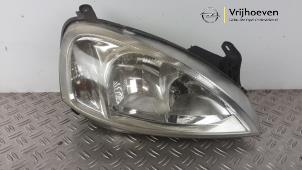Gebruikte Koplamp rechts Opel Corsa C (F08/68) 1.2 16V Twin Port Prijs € 50,00 Margeregeling aangeboden door Autodemontage Vrijhoeven B.V.