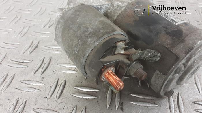 Startmotor van een Opel Agila (B) 1.2 16V 2011