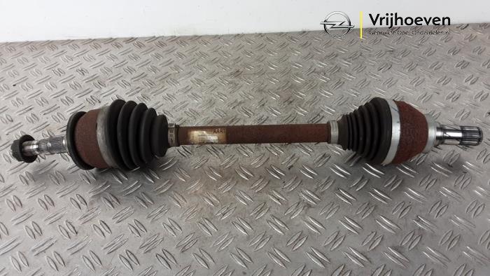 Gebruikte Aandrijfas links-voor Opel Astra K 1.4 Turbo 16V Prijs € 100,00 Margeregeling aangeboden door Autodemontage Vrijhoeven B.V.