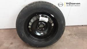 Gebruikte Reserveband Opel Corsa E 1.4 16V Prijs € 50,00 Margeregeling aangeboden door Autodemontage Vrijhoeven B.V.