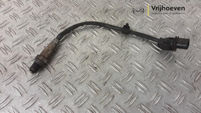 Gebruikte Lambda Sonde Opel Astra J GTC (PD2/PF2) 2.0 BiTurbo CDTI Prijs € 40,00 Margeregeling aangeboden door Autodemontage Vrijhoeven B.V.