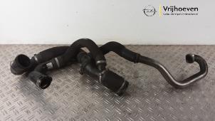 Gebruikte Intercooler Slang Opel Astra J GTC (PD2/PF2) 2.0 BiTurbo CDTI Prijs € 150,00 Margeregeling aangeboden door Autodemontage Vrijhoeven B.V.